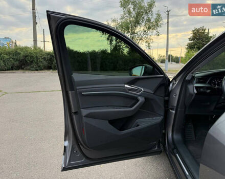 Сірий Ауді E-Tron, об'ємом двигуна 0 л та пробігом 61 тис. км за 24500 $, фото 46 на Automoto.ua
