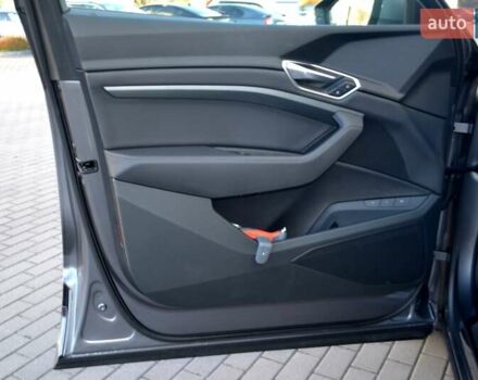 Серый Ауди E-Tron, объемом двигателя 0 л и пробегом 125 тыс. км за 23800 $, фото 106 на Automoto.ua