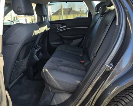 Серый Ауди E-Tron, объемом двигателя 0 л и пробегом 99 тыс. км за 31990 $, фото 92 на Automoto.ua