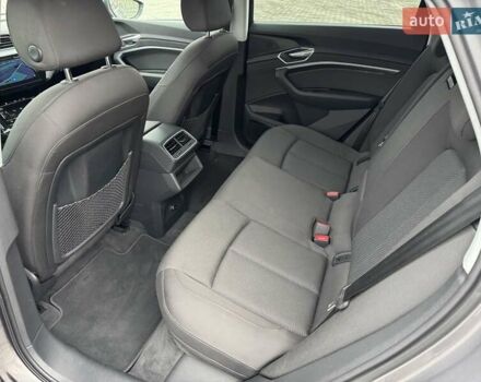 Серый Ауди E-Tron, объемом двигателя 0 л и пробегом 109 тыс. км за 30900 $, фото 21 на Automoto.ua