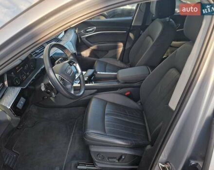 Серый Ауди E-Tron, объемом двигателя 0 л и пробегом 12 тыс. км за 31990 $, фото 44 на Automoto.ua