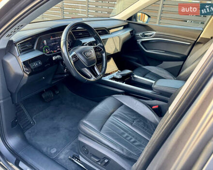 Сірий Ауді E-Tron, об'ємом двигуна 0 л та пробігом 143 тис. км за 27900 $, фото 48 на Automoto.ua
