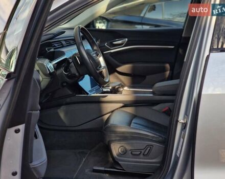 Серый Ауди E-Tron, объемом двигателя 0 л и пробегом 12 тыс. км за 31990 $, фото 46 на Automoto.ua