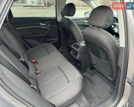 Серый Ауди E-Tron, объемом двигателя 0 л и пробегом 109 тыс. км за 30900 $, фото 23 на Automoto.ua