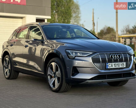 Серый Ауди E-Tron, объемом двигателя 0 л и пробегом 65 тыс. км за 35500 $, фото 2 на Automoto.ua