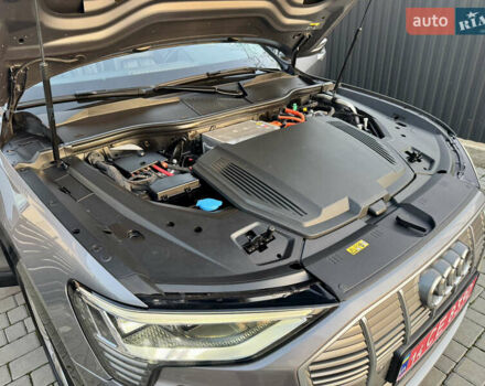 Сірий Ауді E-Tron, об'ємом двигуна 0 л та пробігом 143 тис. км за 27900 $, фото 73 на Automoto.ua