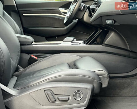 Сірий Ауді E-Tron, об'ємом двигуна 0 л та пробігом 143 тис. км за 30800 $, фото 18 на Automoto.ua