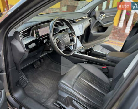 Сірий Ауді E-Tron, об'ємом двигуна 0 л та пробігом 170 тис. км за 25600 $, фото 4 на Automoto.ua