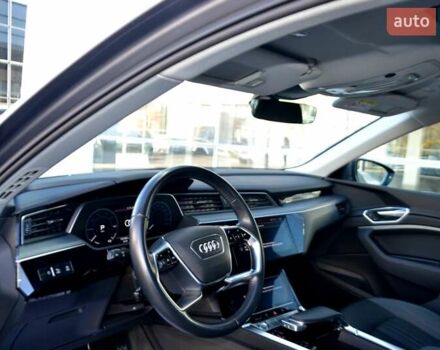 Серый Ауди E-Tron, объемом двигателя 0 л и пробегом 125 тыс. км за 23800 $, фото 158 на Automoto.ua