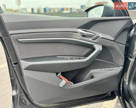 Серый Ауди E-Tron, объемом двигателя 0 л и пробегом 150 тыс. км за 25500 $, фото 17 на Automoto.ua