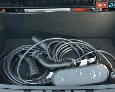 Серый Ауди E-Tron, объемом двигателя 0 л и пробегом 29 тыс. км за 38300 $, фото 33 на Automoto.ua