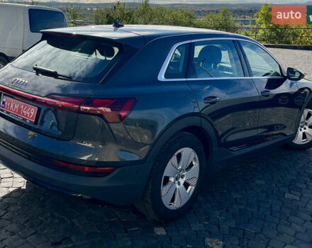 Серый Ауди E-Tron, объемом двигателя 0 л и пробегом 175 тыс. км за 22700 $, фото 4 на Automoto.ua