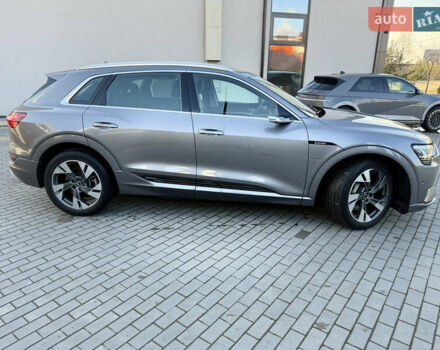 Серый Ауди E-Tron, объемом двигателя 0 л и пробегом 121 тыс. км за 27699 $, фото 12 на Automoto.ua