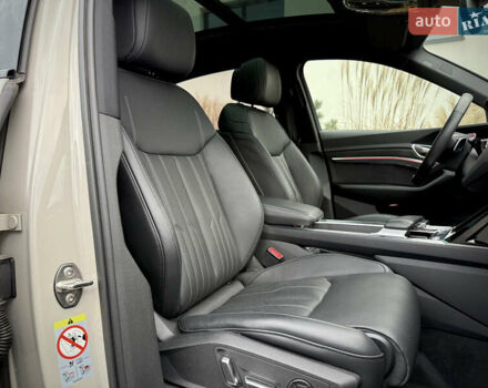 Серый Ауди E-Tron, объемом двигателя 0 л и пробегом 36 тыс. км за 45445 $, фото 76 на Automoto.ua