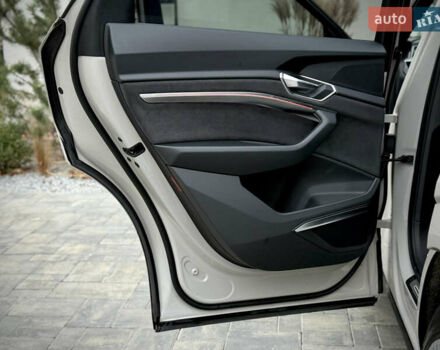 Серый Ауди E-Tron, объемом двигателя 0 л и пробегом 36 тыс. км за 45445 $, фото 85 на Automoto.ua