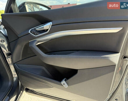 Серый Ауди E-Tron, объемом двигателя 0 л и пробегом 93 тыс. км за 28450 $, фото 52 на Automoto.ua