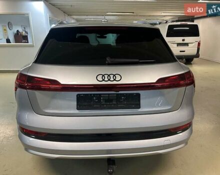 Сірий Ауді E-Tron, об'ємом двигуна 0 л та пробігом 152 тис. км за 24700 $, фото 5 на Automoto.ua