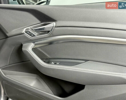 Серый Ауди E-Tron, объемом двигателя 0 л и пробегом 44 тыс. км за 33000 $, фото 36 на Automoto.ua