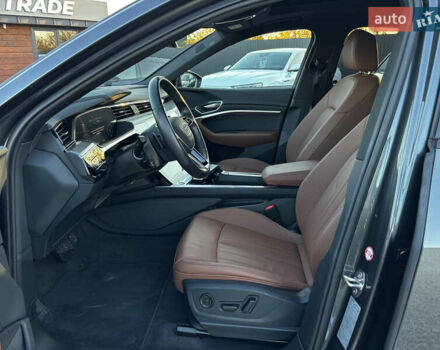 Серый Ауди E-Tron, объемом двигателя 0 л и пробегом 70 тыс. км за 42850 $, фото 21 на Automoto.ua