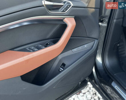 Серый Ауди E-Tron, объемом двигателя 0 л и пробегом 70 тыс. км за 42850 $, фото 28 на Automoto.ua