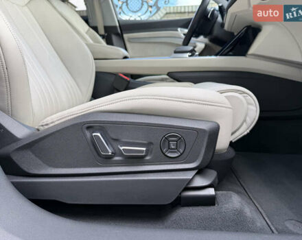 Серый Ауди E-Tron, объемом двигателя 0 л и пробегом 130 тыс. км за 37000 $, фото 91 на Automoto.ua