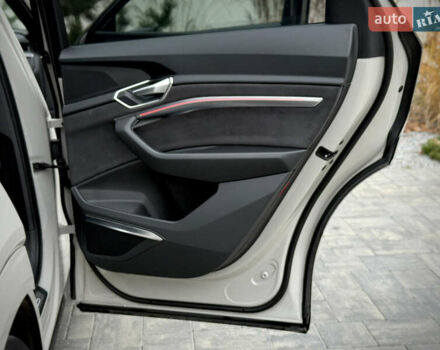 Серый Ауди E-Tron, объемом двигателя 0 л и пробегом 36 тыс. км за 45445 $, фото 93 на Automoto.ua