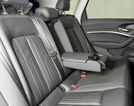 Серый Ауди E-Tron, объемом двигателя 0 л и пробегом 44 тыс. км за 33000 $, фото 43 на Automoto.ua