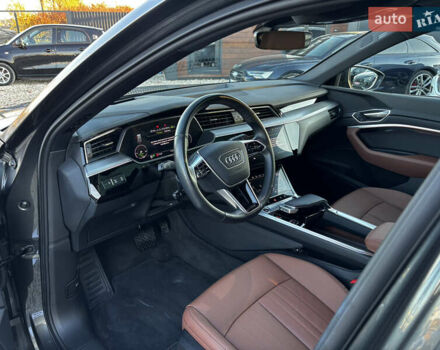 Серый Ауди E-Tron, объемом двигателя 0 л и пробегом 70 тыс. км за 42850 $, фото 23 на Automoto.ua