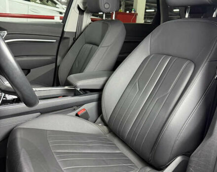 Серый Ауди E-Tron, объемом двигателя 0 л и пробегом 44 тыс. км за 33000 $, фото 30 на Automoto.ua