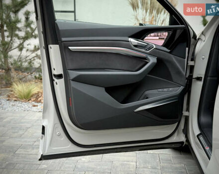 Серый Ауди E-Tron, объемом двигателя 0 л и пробегом 36 тыс. км за 45445 $, фото 79 на Automoto.ua