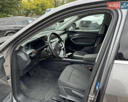 Серый Ауди E-Tron, объемом двигателя 0 л и пробегом 153 тыс. км за 28500 $, фото 4 на Automoto.ua