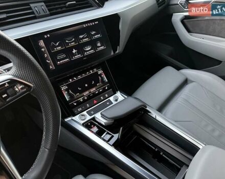 Серый Ауди E-Tron, объемом двигателя 0 л и пробегом 44 тыс. км за 33900 $, фото 1 на Automoto.ua