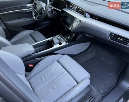 Серый Ауди E-Tron, объемом двигателя 0 л и пробегом 44 тыс. км за 33900 $, фото 49 на Automoto.ua