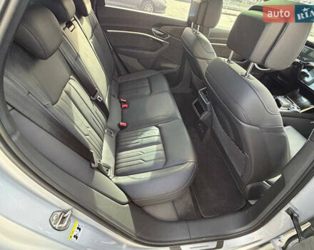 Серый Ауди E-Tron, объемом двигателя 0 л и пробегом 32 тыс. км за 41990 $, фото 43 на Automoto.ua