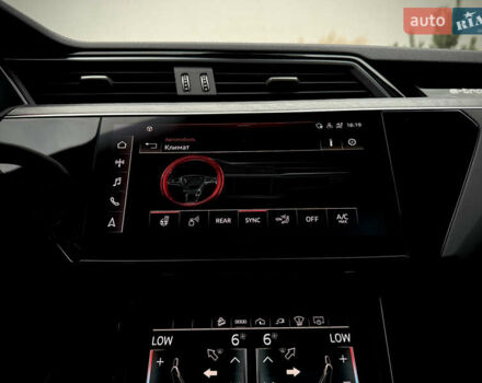 Серый Ауди E-Tron, объемом двигателя 0 л и пробегом 36 тыс. км за 45445 $, фото 106 на Automoto.ua