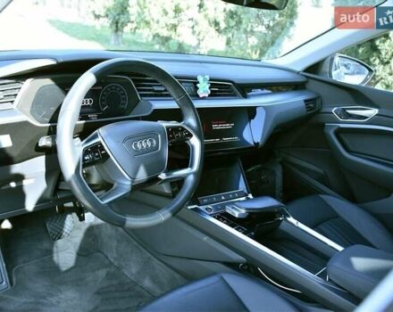 Ауді E-Tron 2021 у Чернівцях на Automoto.ua Сірий Ауді E-Tron, об'ємом двигуна 0 л та пробігом 82 тис. км за 31500 $, фото 4 на Automoto.ua