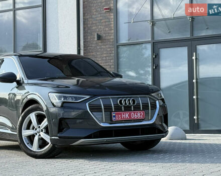 Серый Ауди E-Tron, объемом двигателя 0 л и пробегом 93 тыс. км за 28450 $, фото 4 на Automoto.ua