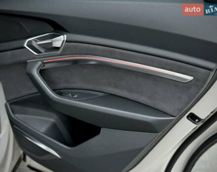 Серый Ауди E-Tron, объемом двигателя 0 л и пробегом 36 тыс. км за 45445 $, фото 94 на Automoto.ua