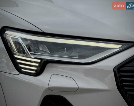 Серый Ауди E-Tron, объемом двигателя 0 л и пробегом 36 тыс. км за 45445 $, фото 32 на Automoto.ua