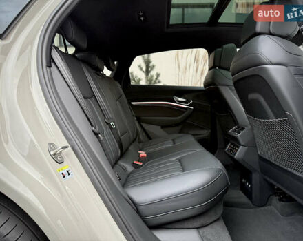 Серый Ауди E-Tron, объемом двигателя 0 л и пробегом 36 тыс. км за 45445 $, фото 77 на Automoto.ua