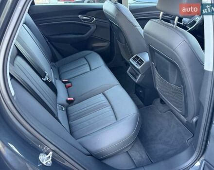 Сірий Ауді E-Tron, об'ємом двигуна 0 л та пробігом 98 тис. км за 31777 $, фото 7 на Automoto.ua
