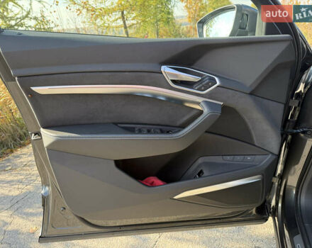 Серый Ауди E-Tron, объемом двигателя 0 л и пробегом 65 тыс. км за 53900 $, фото 21 на Automoto.ua