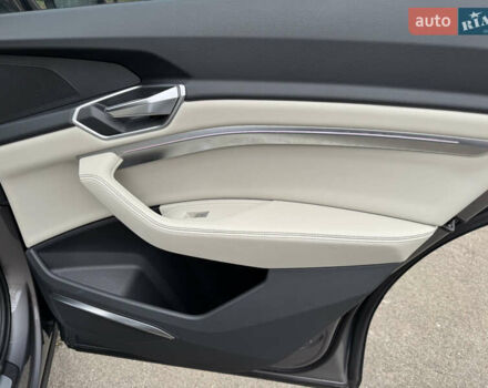 Сірий Ауді E-Tron, об'ємом двигуна 0 л та пробігом 61 тис. км за 39999 $, фото 17 на Automoto.ua