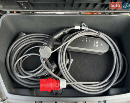 Серый Ауди E-Tron, объемом двигателя 0 л и пробегом 42 тыс. км за 47848 $, фото 81 на Automoto.ua