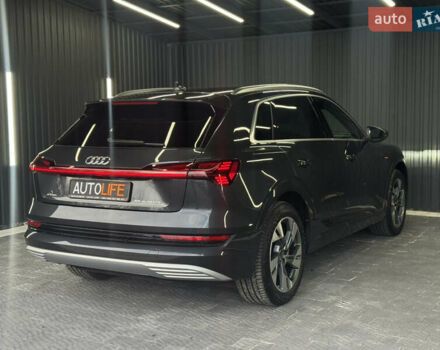 Сірий Ауді E-Tron, об'ємом двигуна 0 л та пробігом 99 тис. км за 33500 $, фото 3 на Automoto.ua