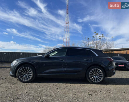 Серый Ауди E-Tron, объемом двигателя 0 л и пробегом 32 тыс. км за 42131 $, фото 4 на Automoto.ua