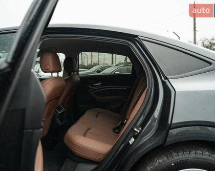 Сірий Ауді E-Tron, об'ємом двигуна 0 л та пробігом 64 тис. км за 37900 $, фото 40 на Automoto.ua