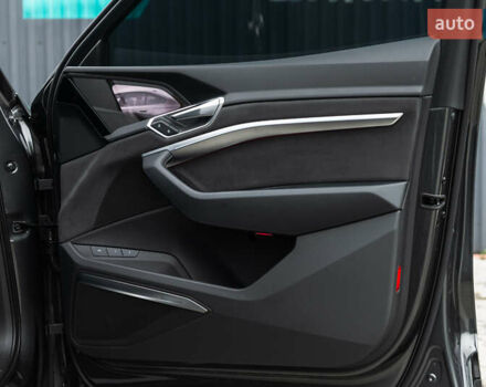 Серый Ауди E-Tron, объемом двигателя 0 л и пробегом 33 тыс. км за 53000 $, фото 34 на Automoto.ua