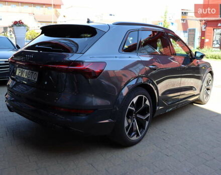 Серый Ауди E-Tron, объемом двигателя 0 л и пробегом 37 тыс. км за 55900 $, фото 2 на Automoto.ua