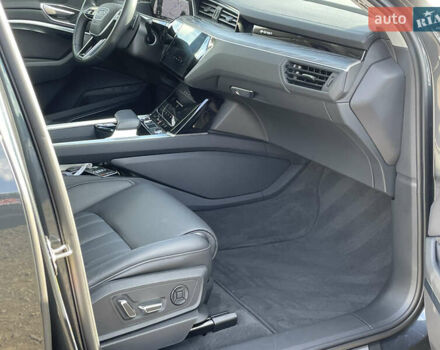 Серый Ауди E-Tron, объемом двигателя 0 л и пробегом 32 тыс. км за 42131 $, фото 41 на Automoto.ua